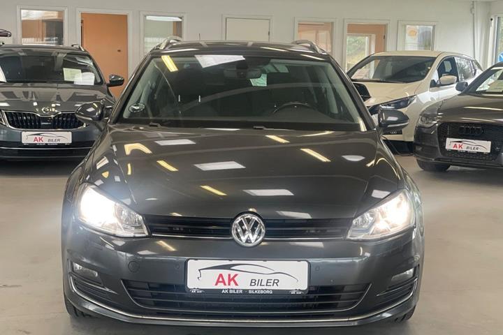 Grå VW Golf VII fra 2016