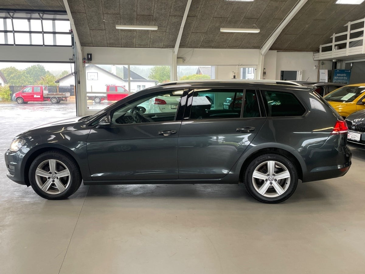 Grå VW Golf VII fra 2016