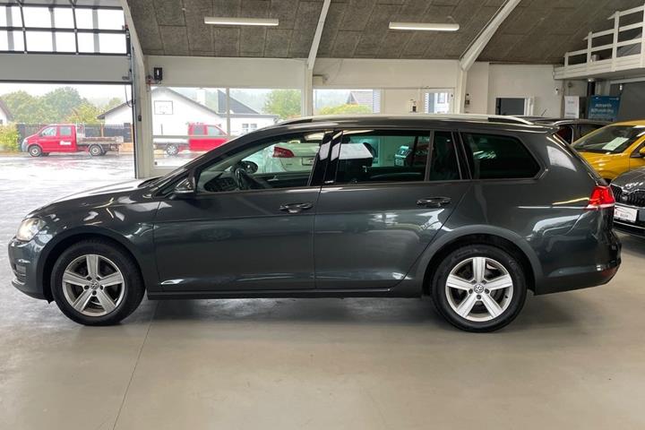 Grå VW Golf VII fra 2016