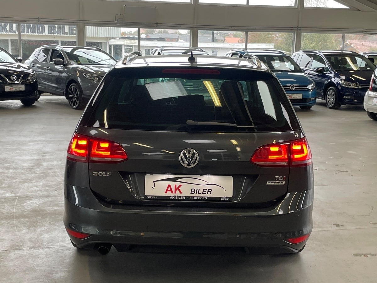 Grå VW Golf VII fra 2016