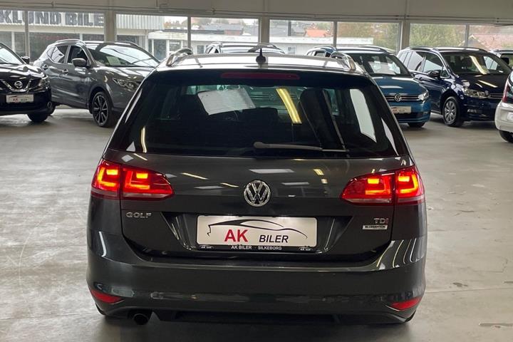 Grå VW Golf VII fra 2016