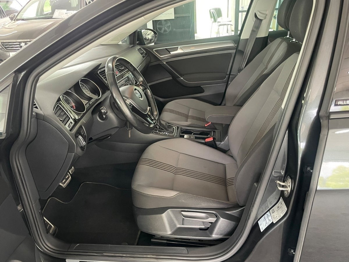 Grå VW Golf VII fra 2016