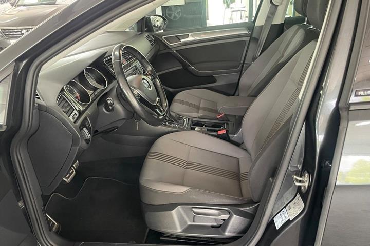 Grå VW Golf VII fra 2016