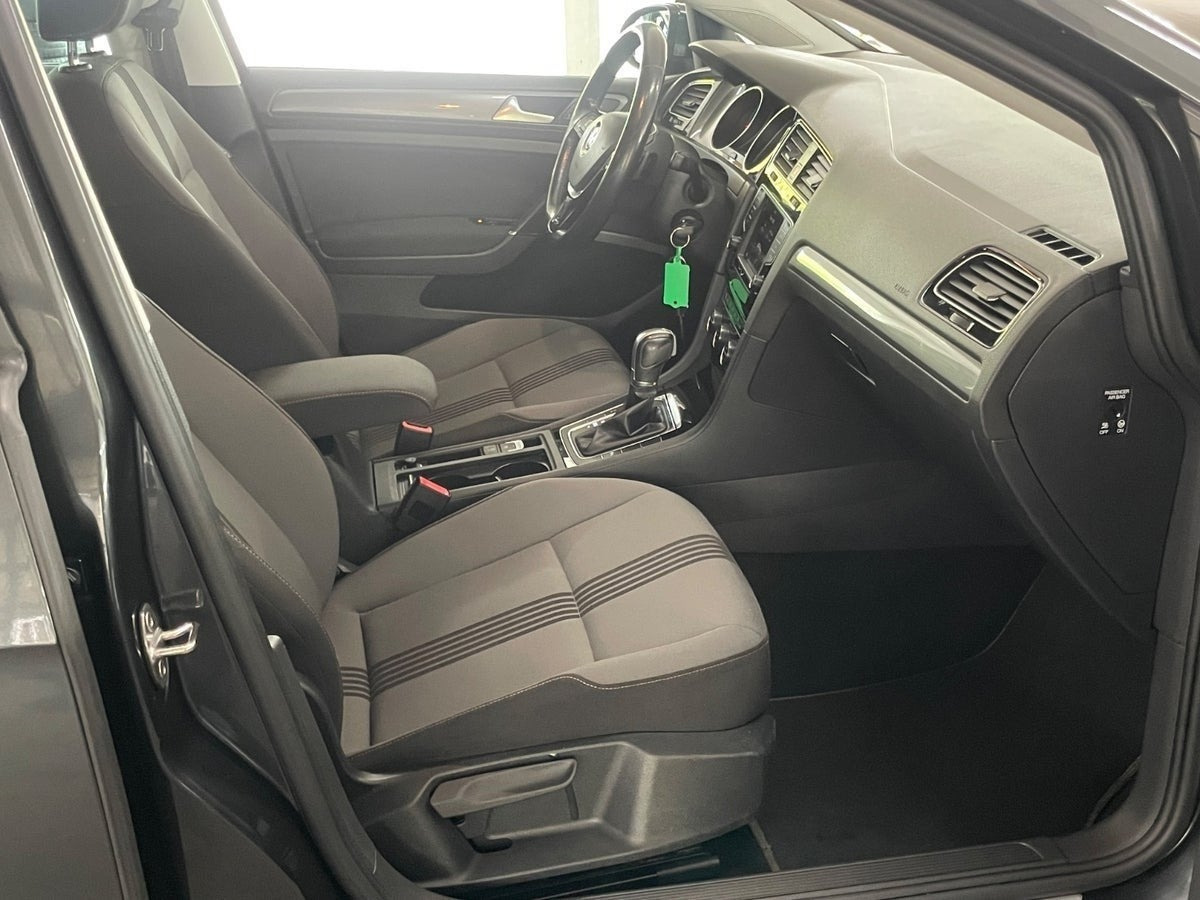 Grå VW Golf VII fra 2016