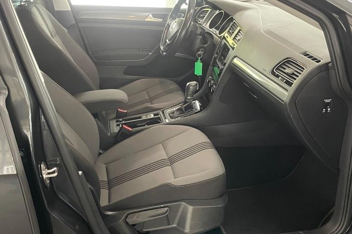 Grå VW Golf VII fra 2016
