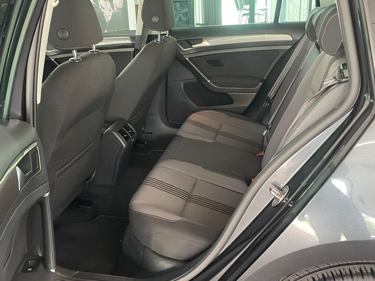 Grå VW Golf VII fra 2016