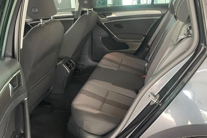 Grå VW Golf VII fra 2016