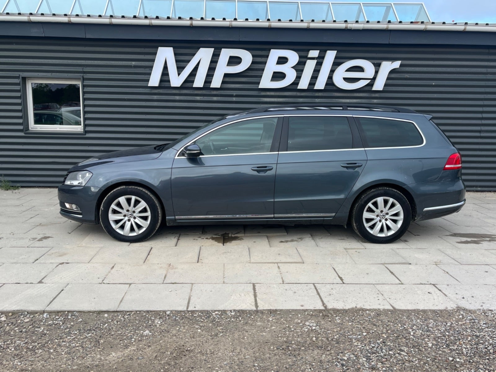 Grå VW Passat fra 2013