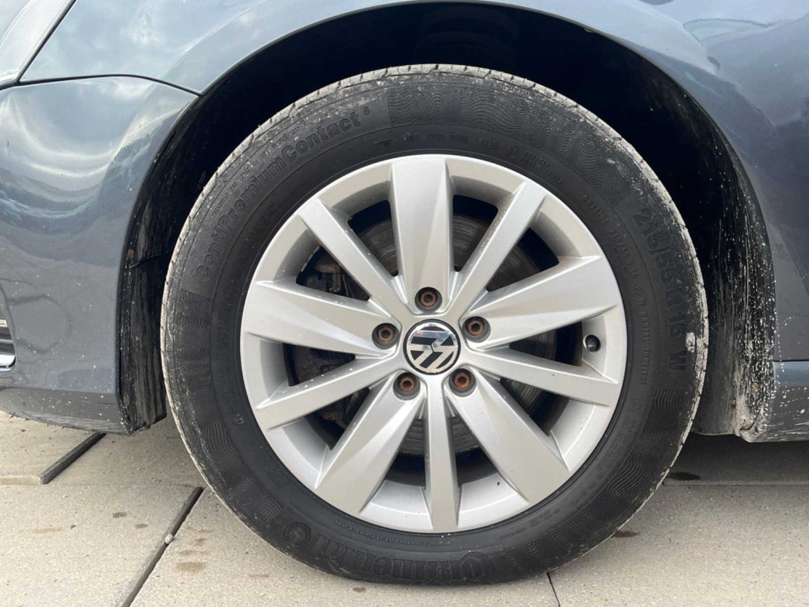 Grå VW Passat fra 2013