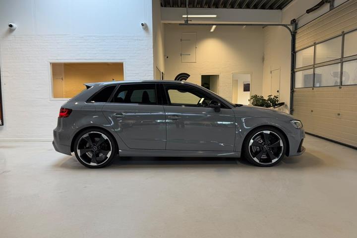 Grå Audi RS3 fra 2016