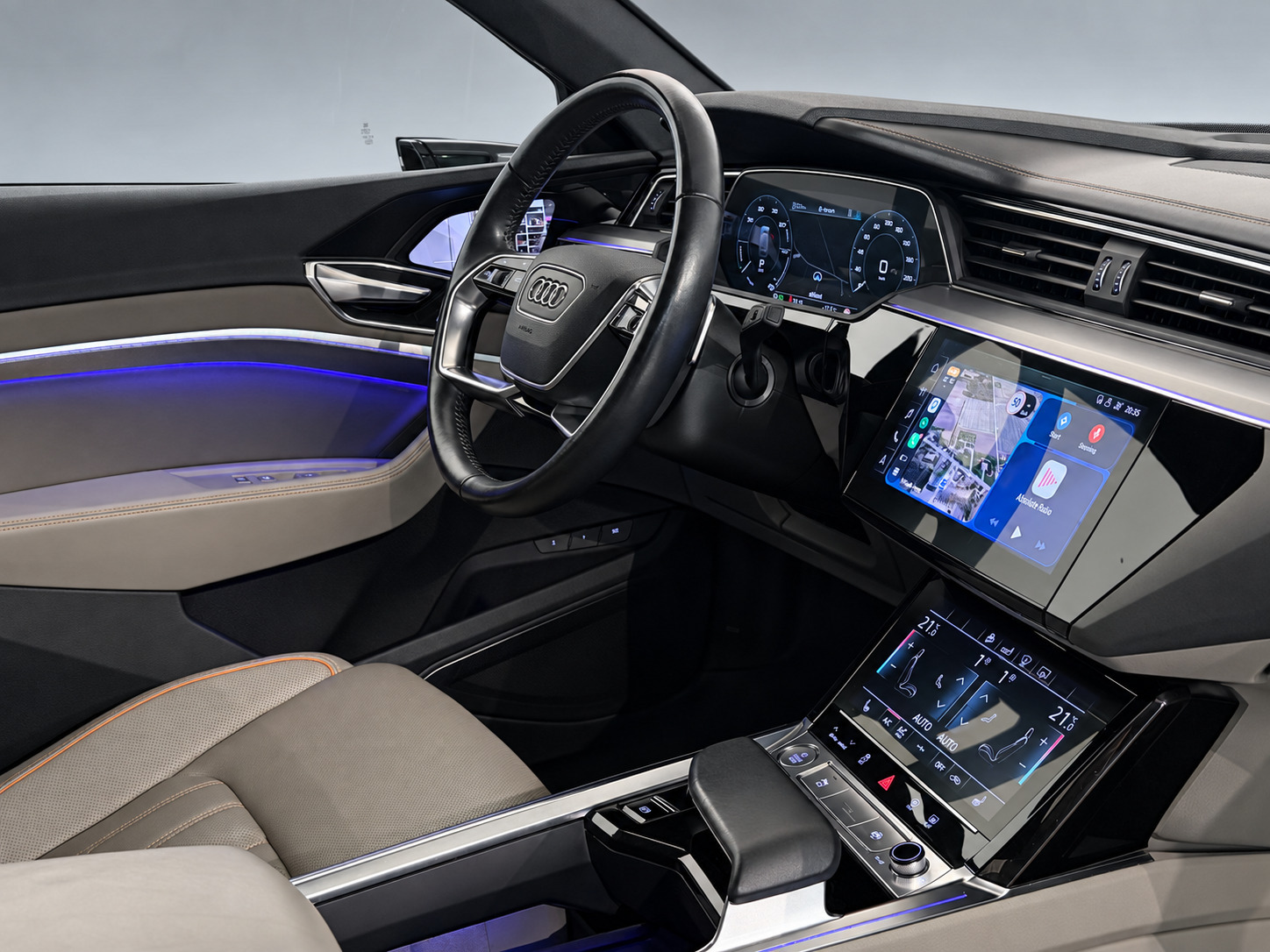 Orange Audi e-tron fra 2020
