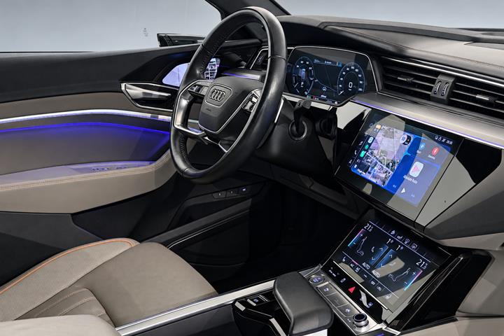 Orange Audi e-tron fra 2020