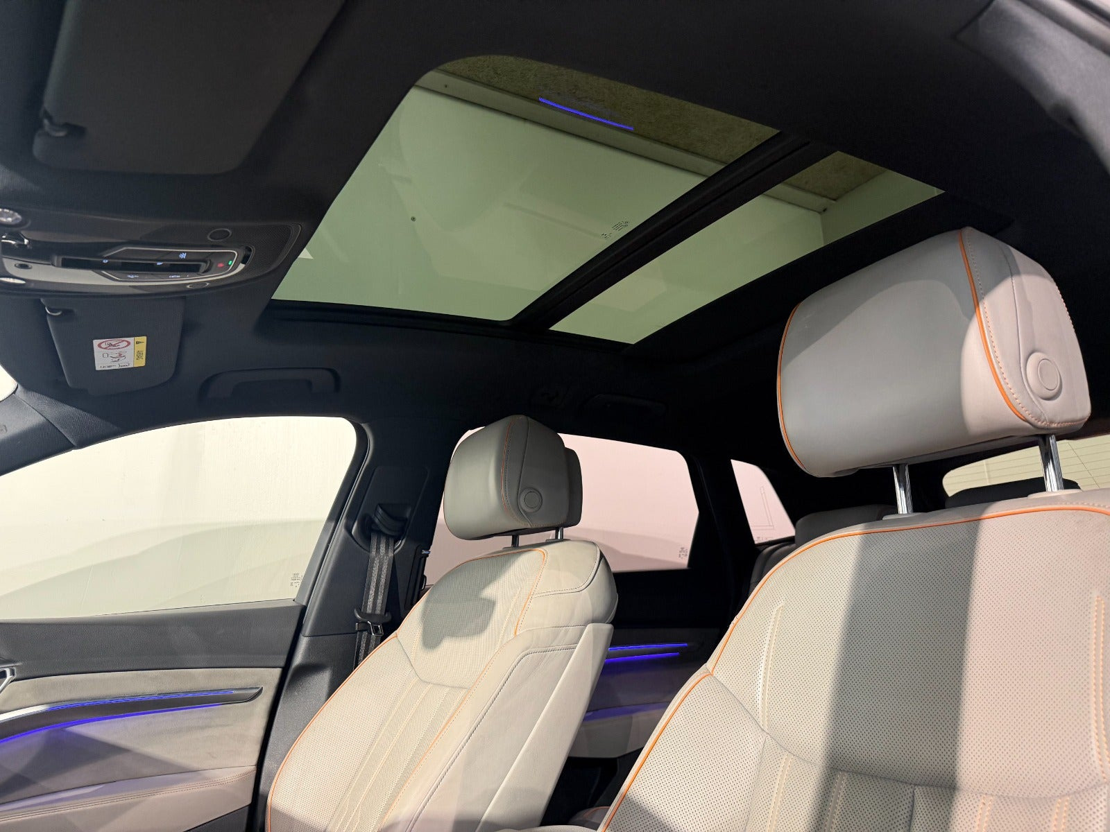Orange Audi e-tron fra 2020