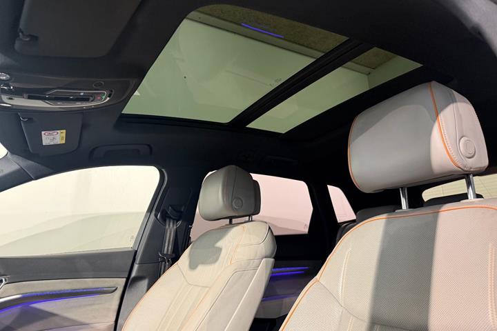 Orange Audi e-tron fra 2020