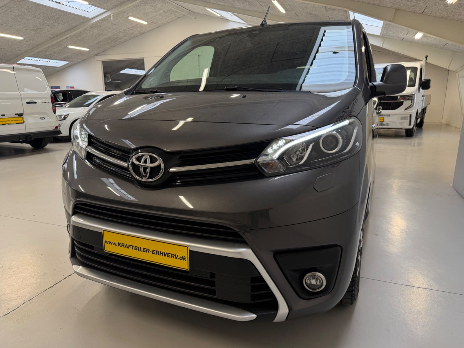Grå Toyota ProAce fra 2022