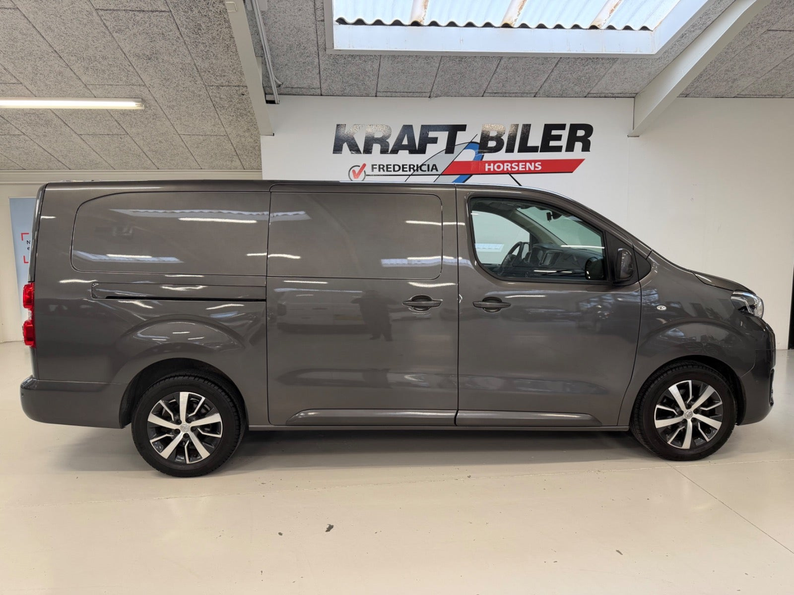 Grå Toyota ProAce fra 2022