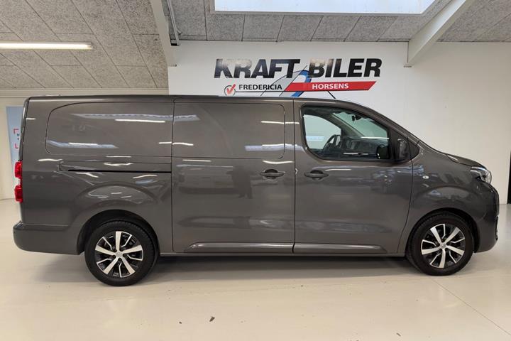 Grå Toyota ProAce fra 2022