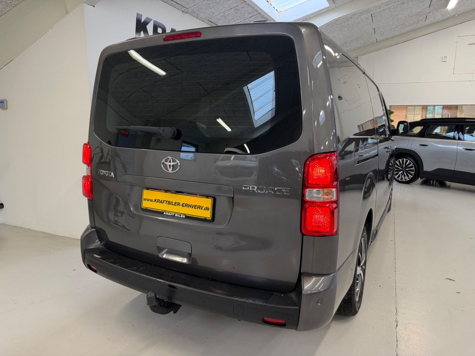 Grå Toyota ProAce fra 2022
