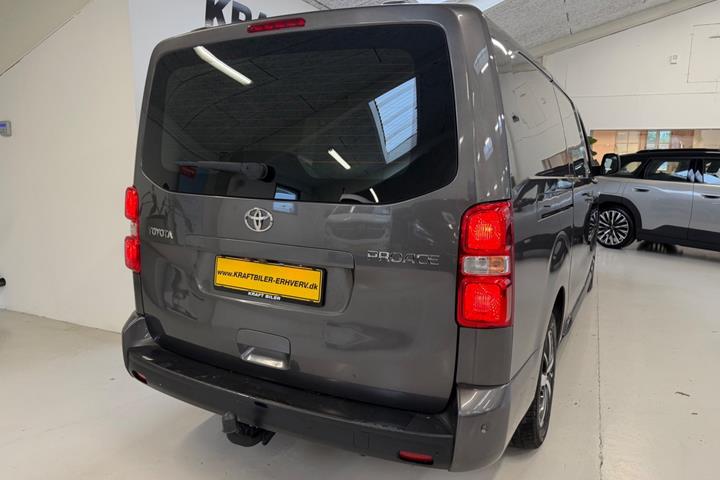 Grå Toyota ProAce fra 2022