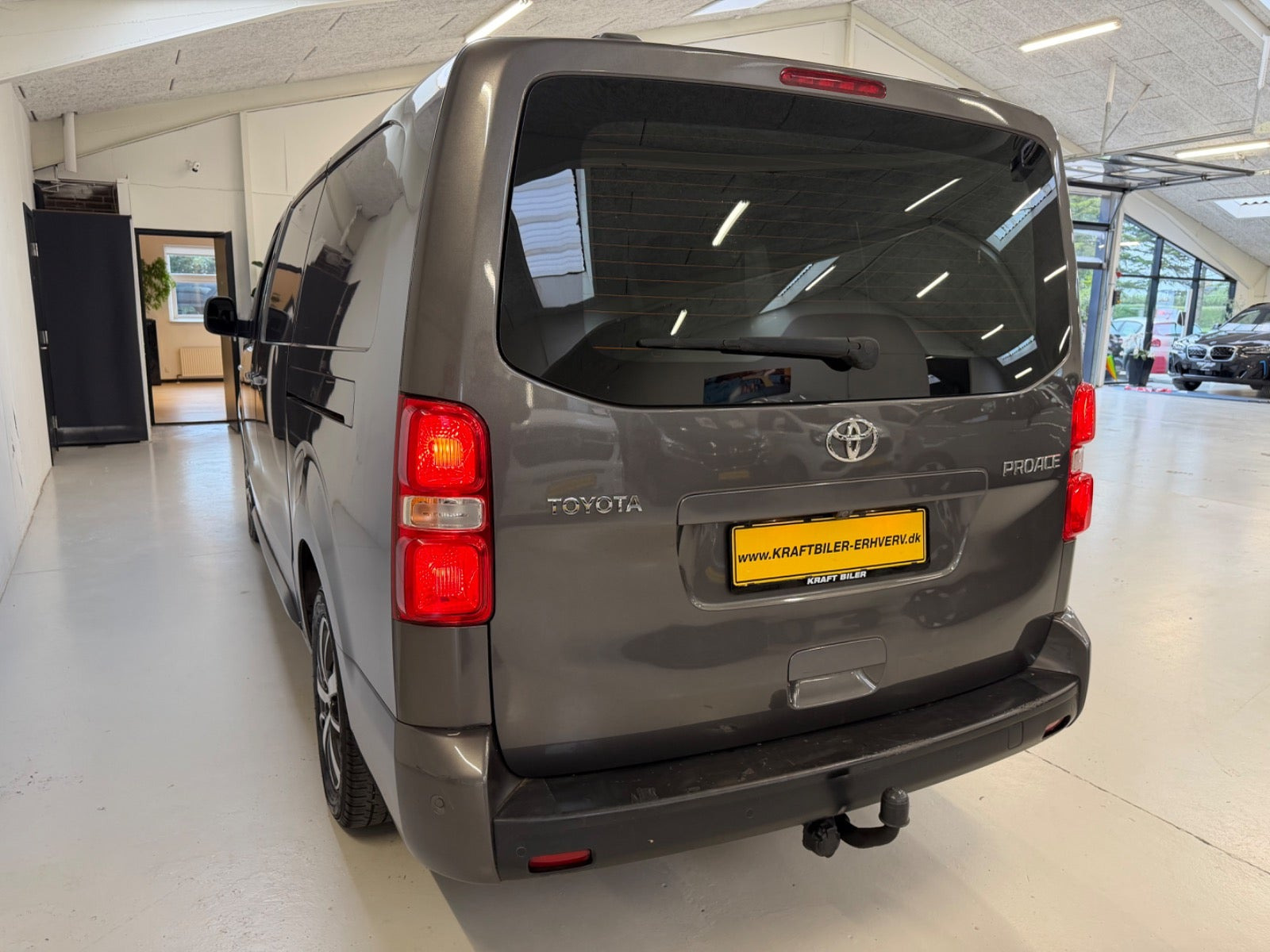 Grå Toyota ProAce fra 2022