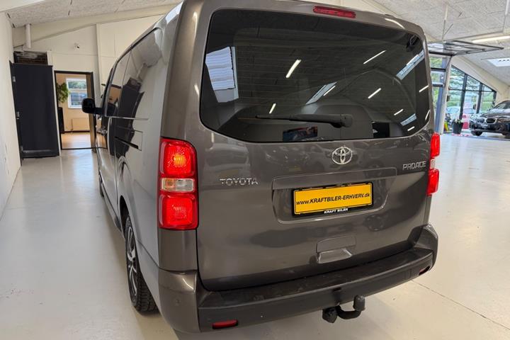Grå Toyota ProAce fra 2022