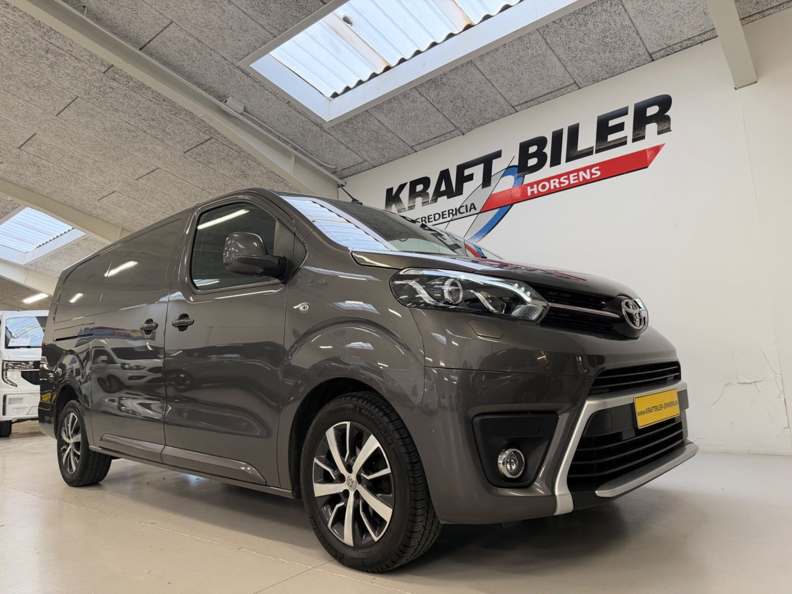 Grå Toyota ProAce fra 2022