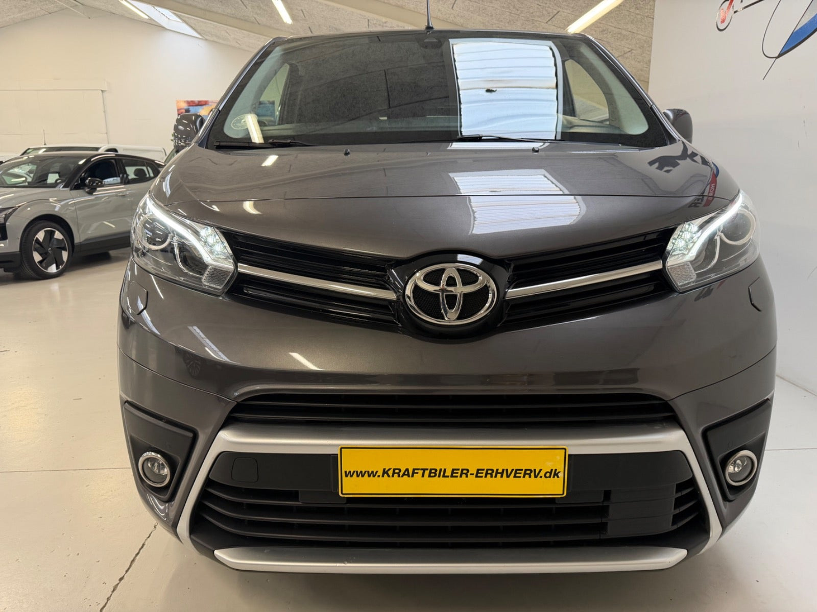 Grå Toyota ProAce fra 2022