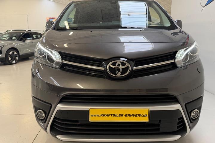 Grå Toyota ProAce fra 2022