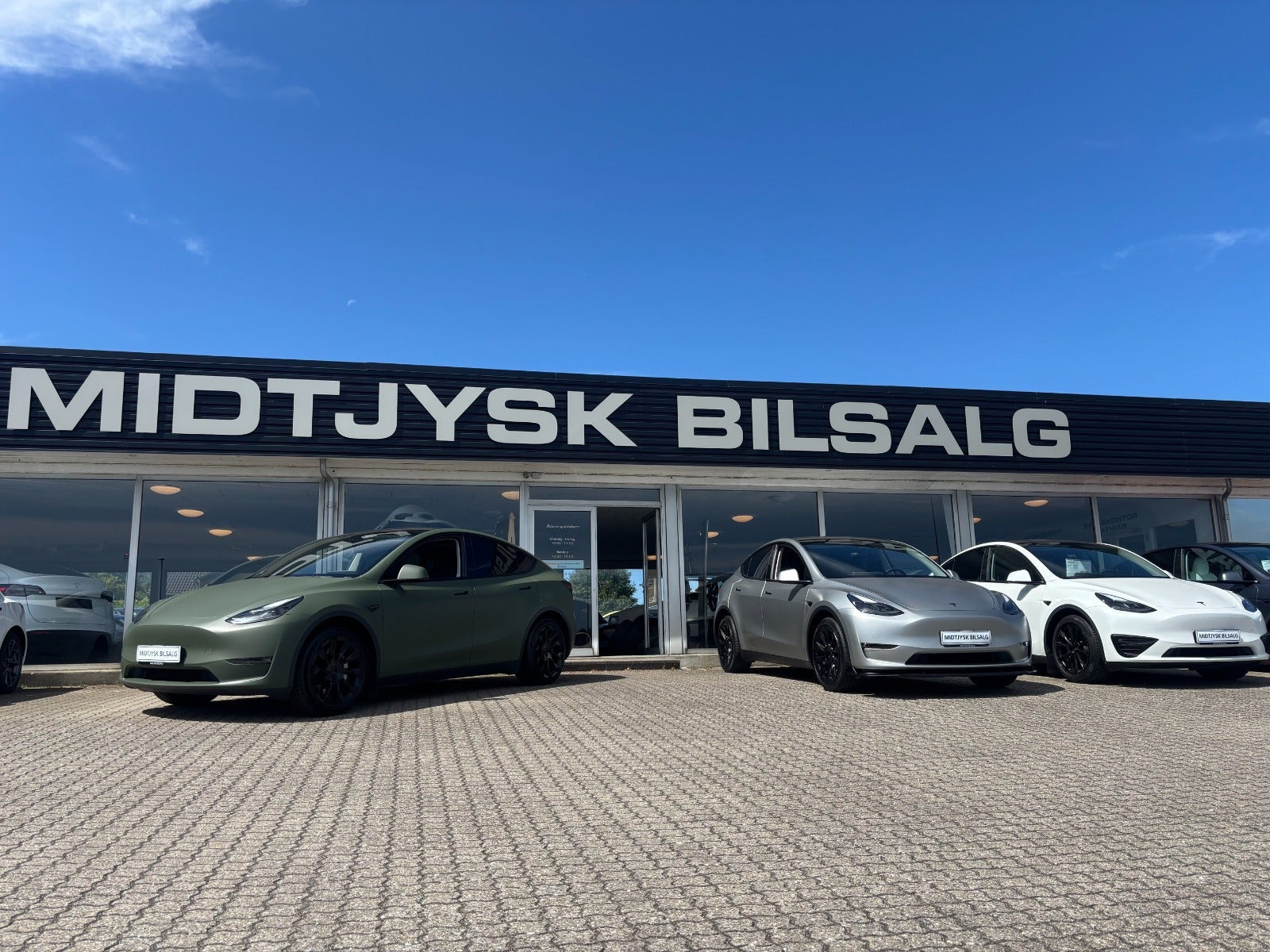 Hvid Tesla Model Y fra 2023