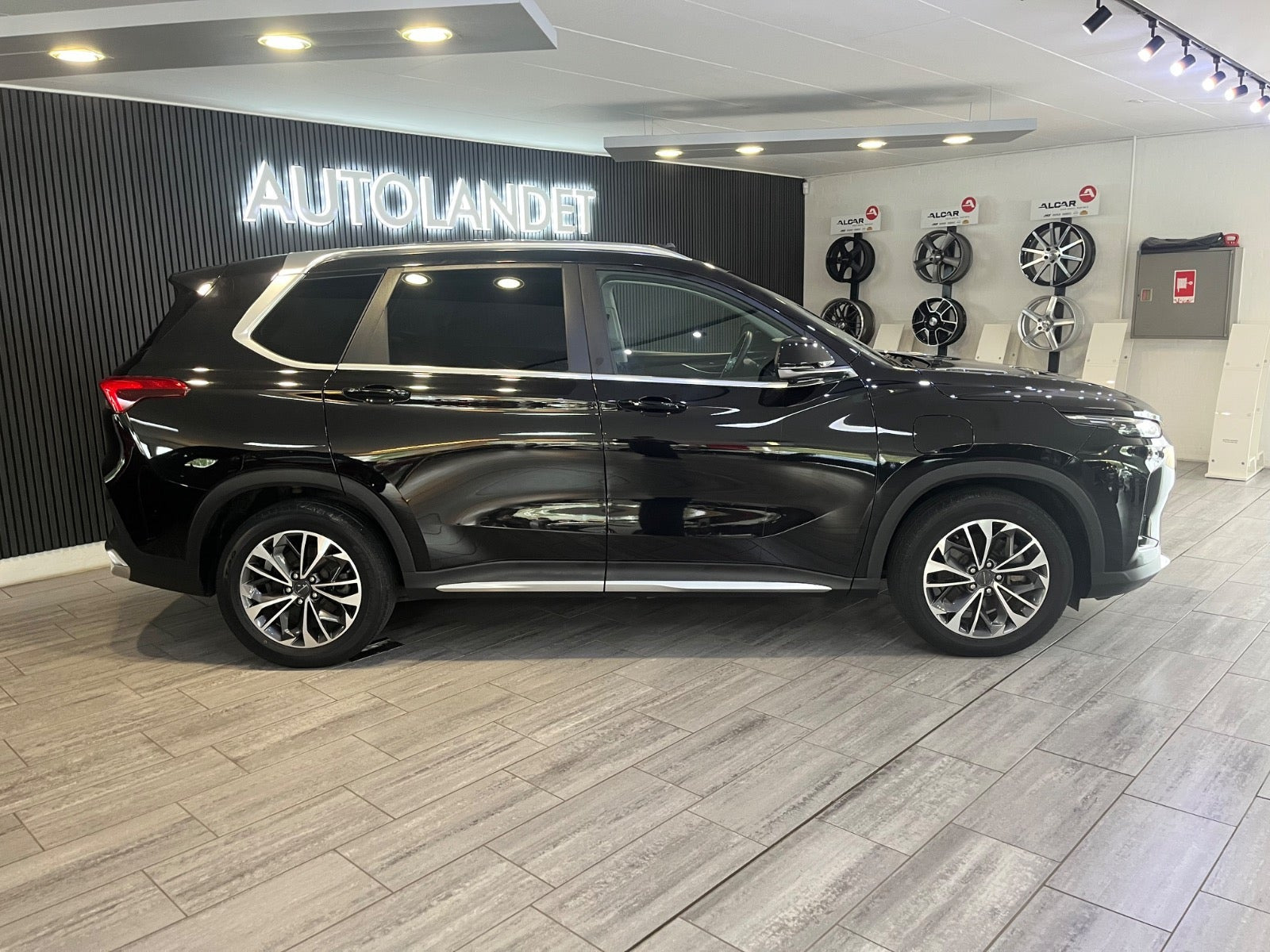 Sort Maxus Euniq6 fra 2022