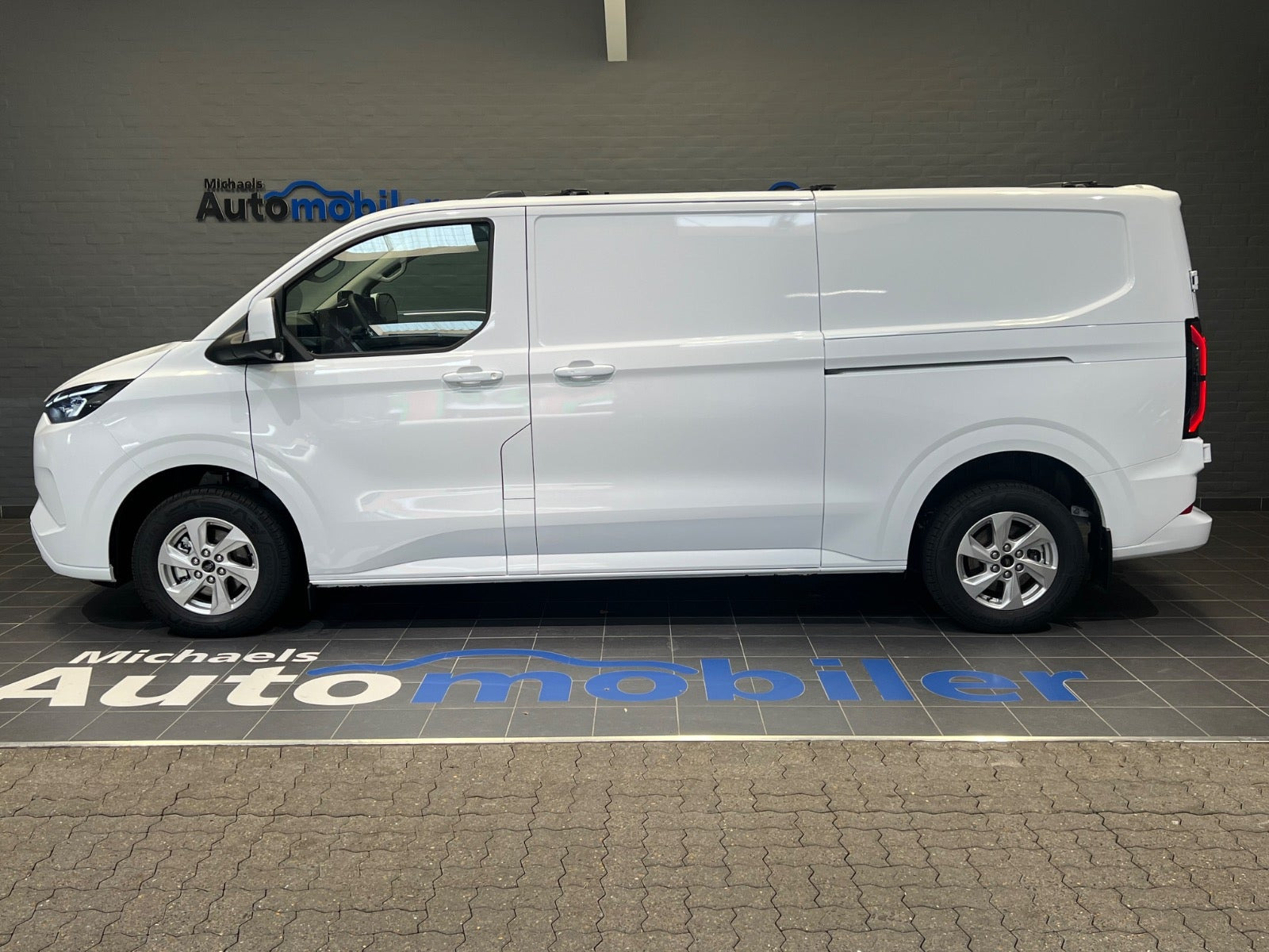 Hvid Ford E-Transit Custom 340 L2 fra 2026