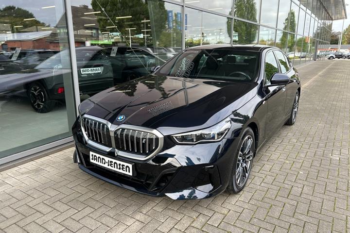 Sort BMW i5 fra 2025 set udefra