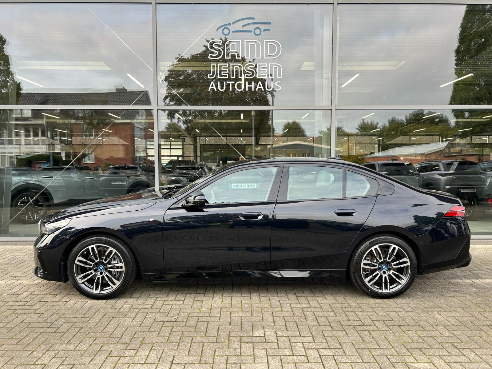 Sort BMW i5 fra 2025
