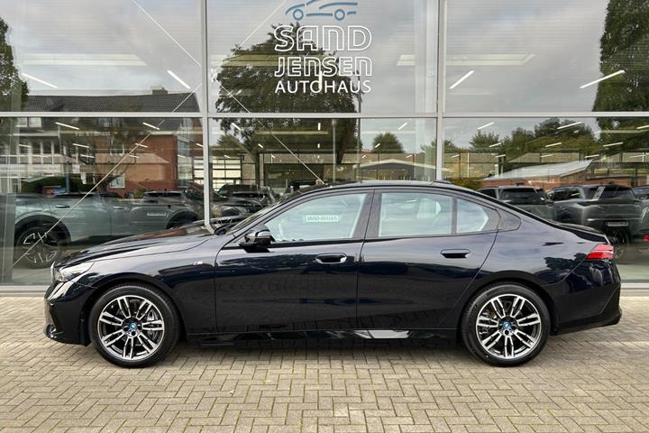 Sort BMW i5 fra 2025