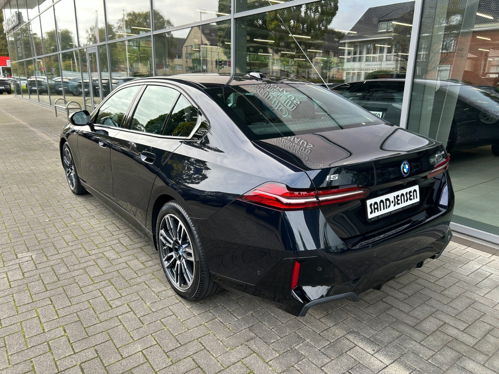 Sort BMW i5 fra 2025
