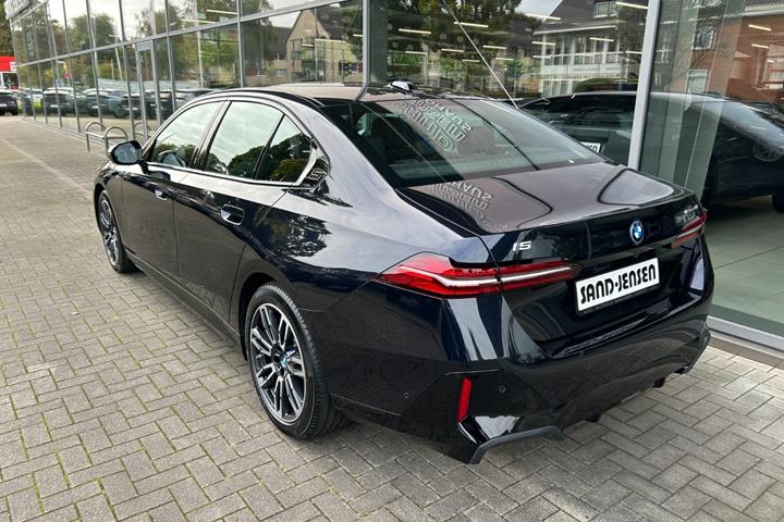 Sort BMW i5 fra 2025