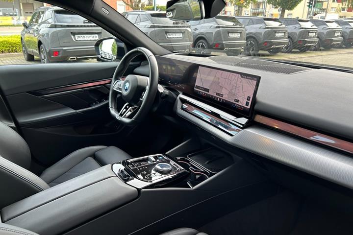 Sort BMW i5 fra 2025
