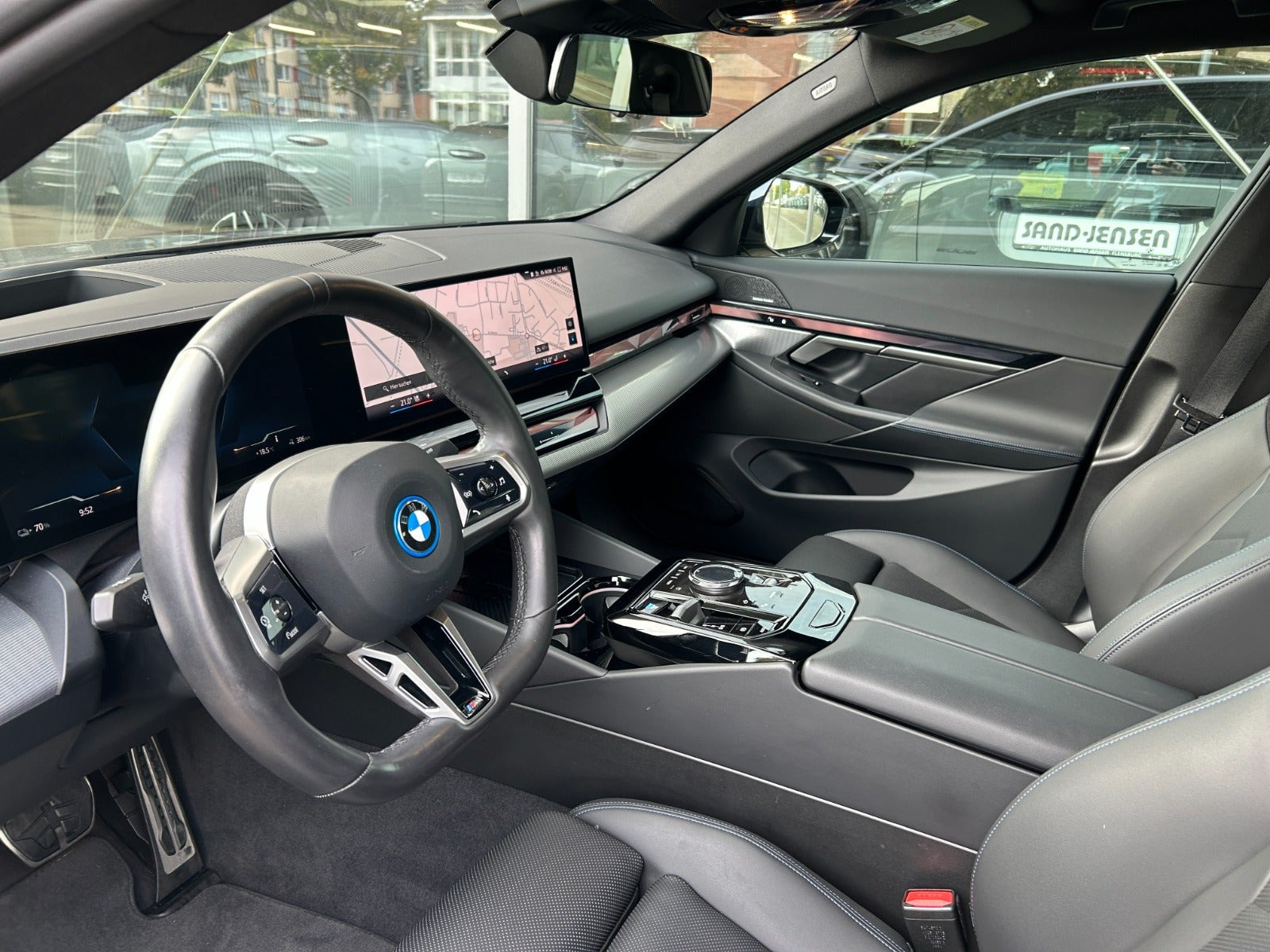 Sort BMW i5 fra 2025