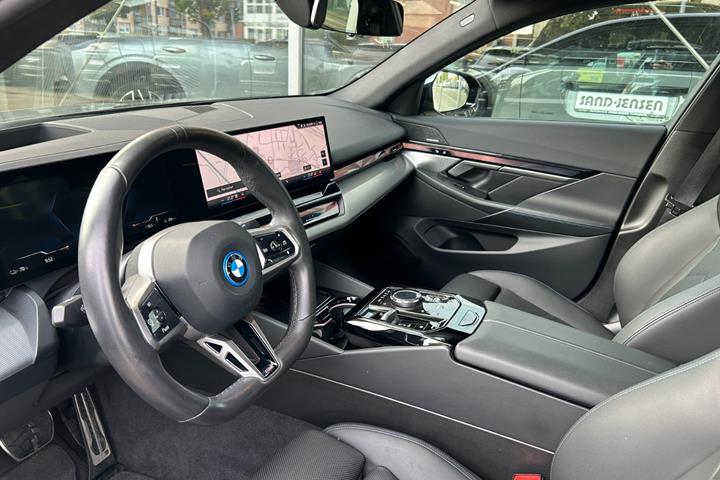 Sort BMW i5 fra 2025