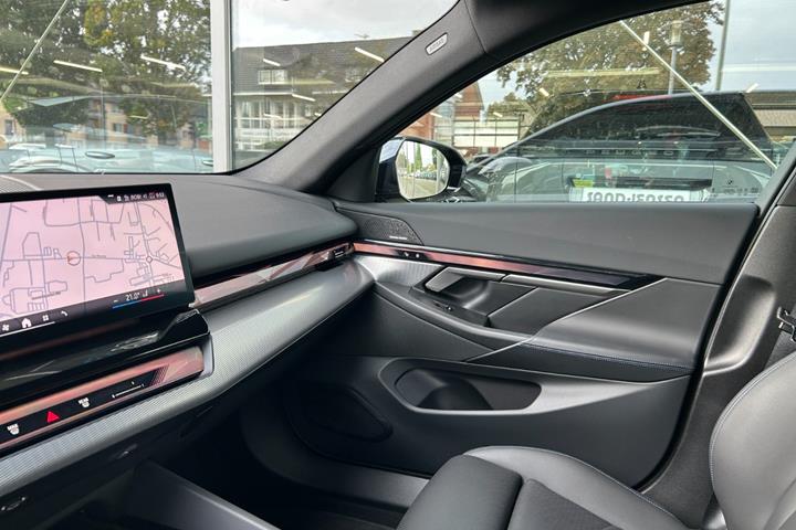 Sort BMW i5 fra 2025
