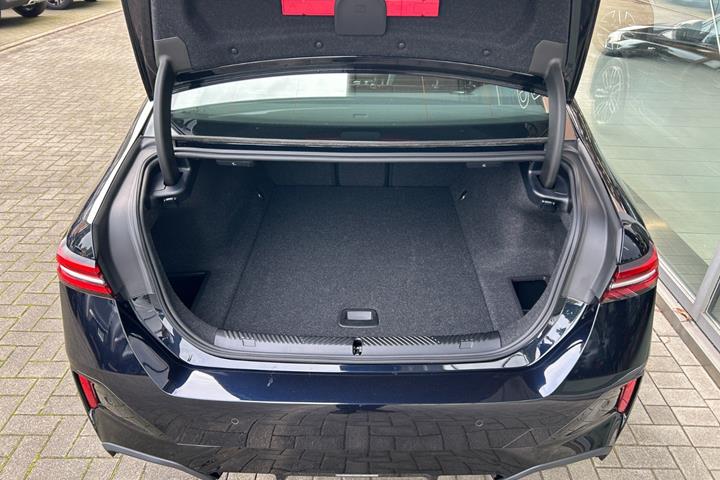 Sort BMW i5 fra 2025
