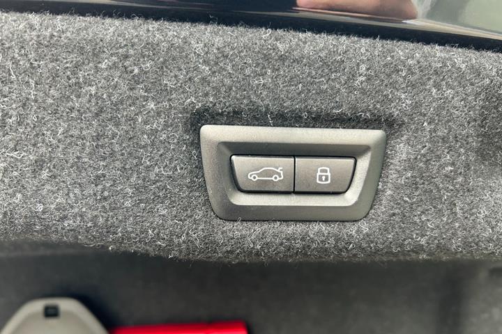 Sort BMW i5 fra 2025