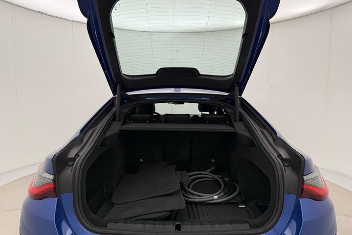 Blå BMW i4 fra 2023