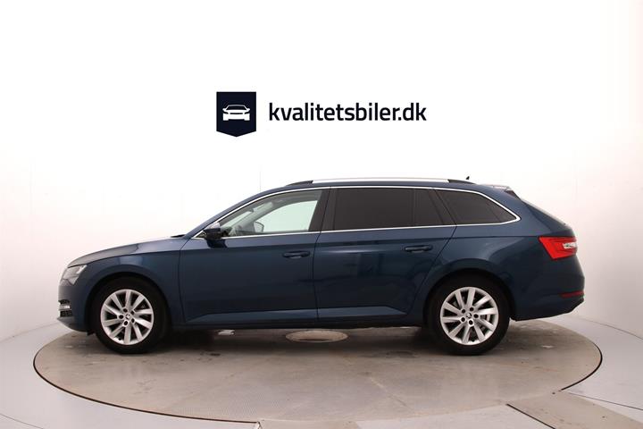 Blå Skoda Superb fra 2022