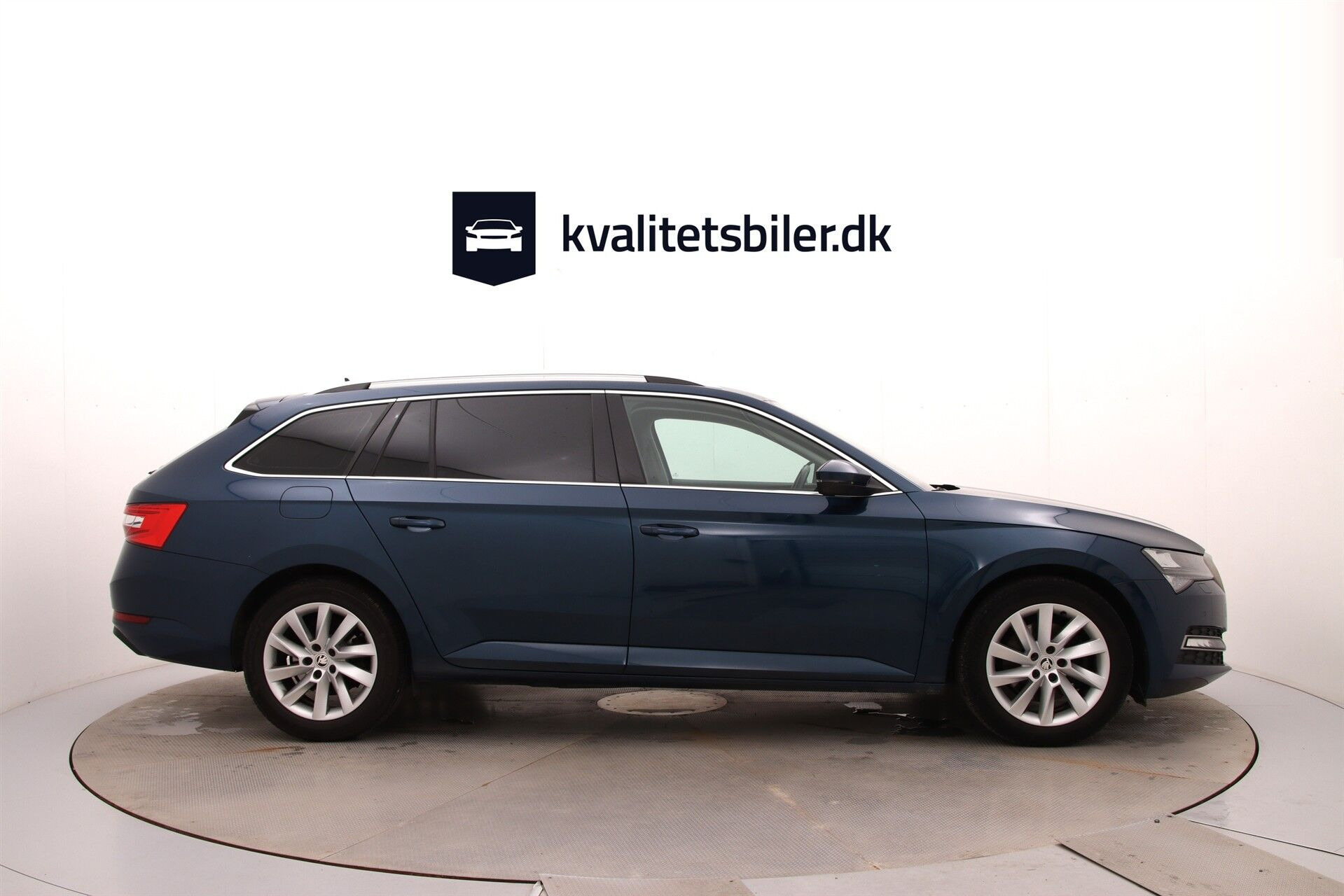 Blå Skoda Superb fra 2022