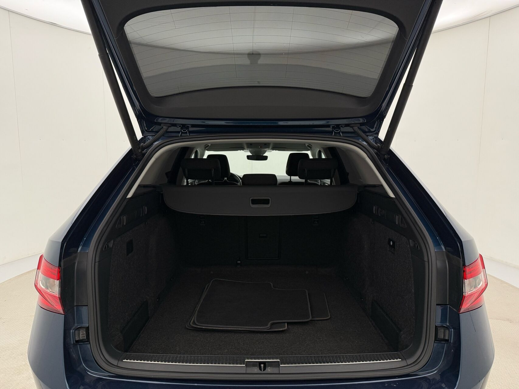 Blå Skoda Superb fra 2022