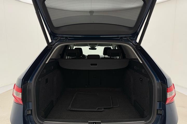 Blå Skoda Superb fra 2022
