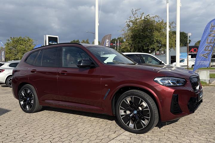 Rød BMW iX3 fra 2022