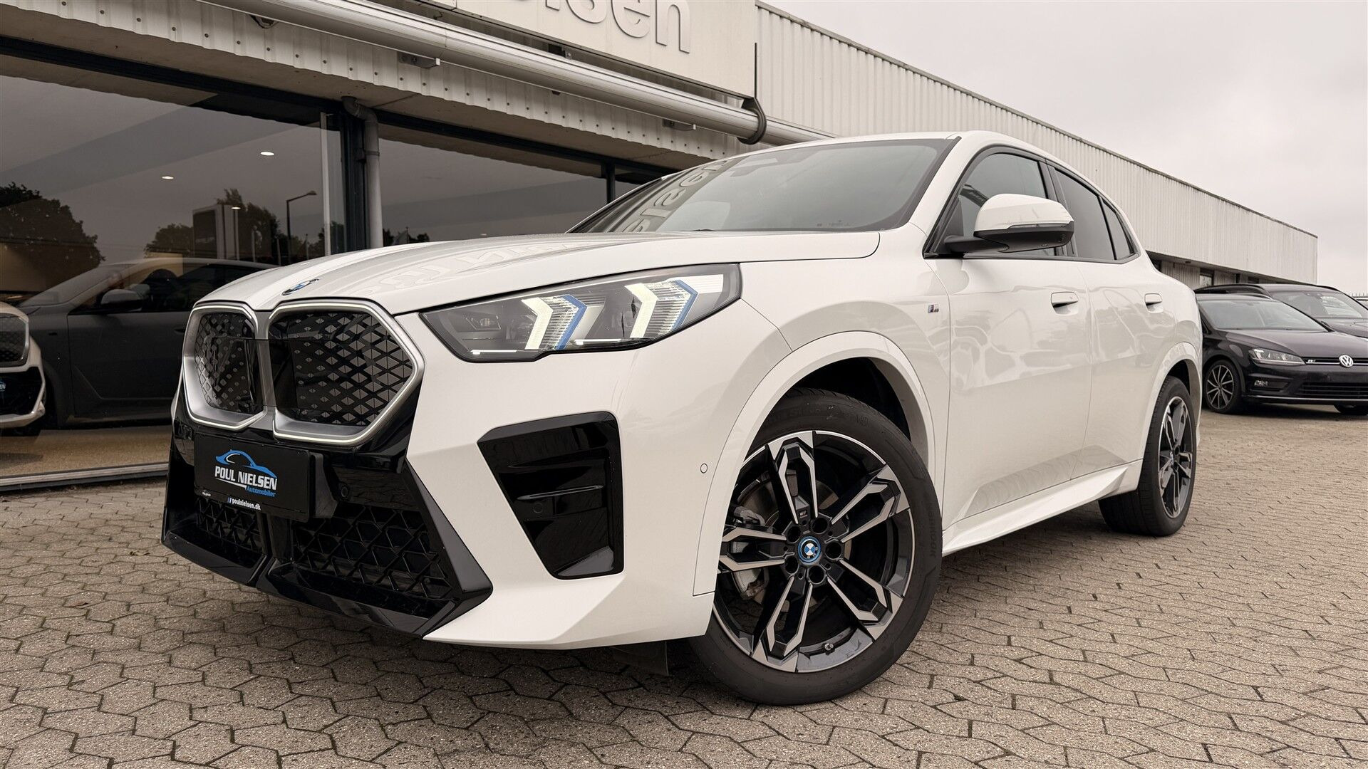 Hvid BMW iX2 fra 2025