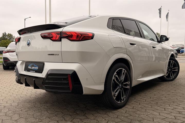 Hvid BMW iX2 fra 2025